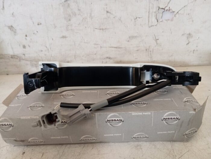 Tirador De Puerta Delantera Derecha Nissan Juke/Note (F15E/E12E) blanco nueva original