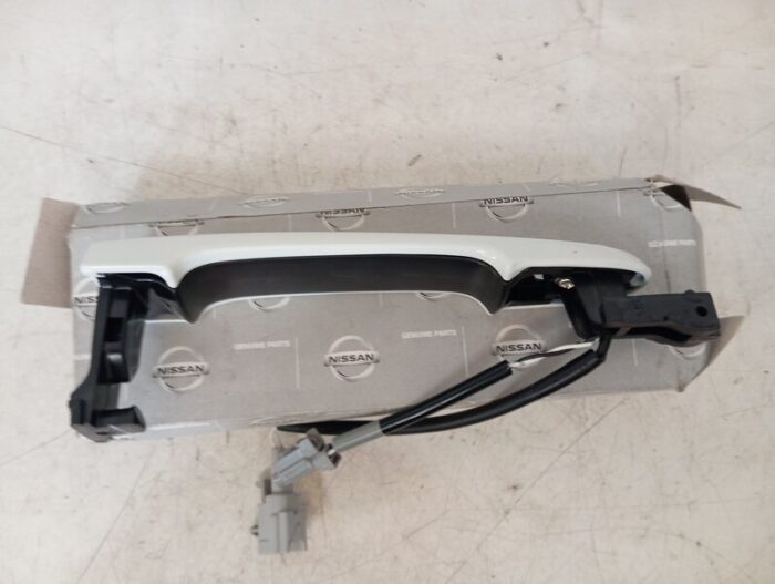 Tirador De Puerta Delantera Derecha Nissan Juke/Note (F15E/E12E) blanco nueva original
