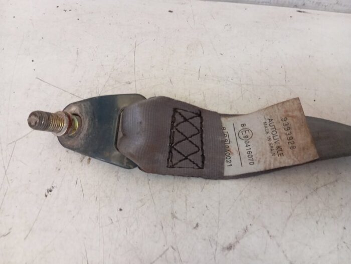 Cinturón de seguridad trasero central Nissan Patrol III 260 1994