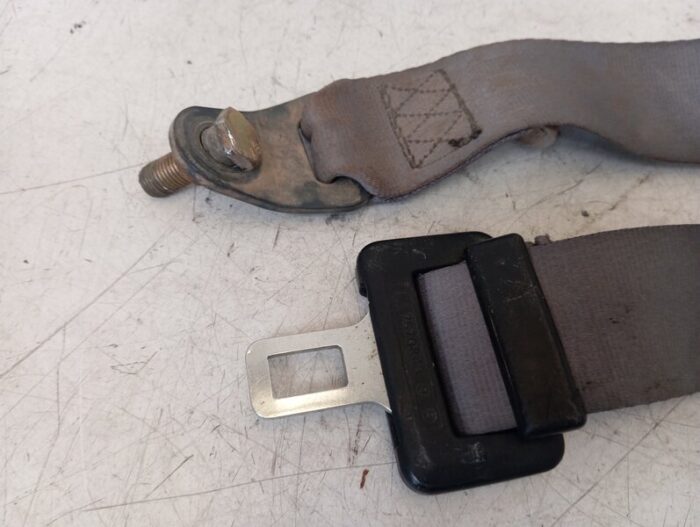 Cinturón de seguridad trasero central Nissan Patrol III 260 1994