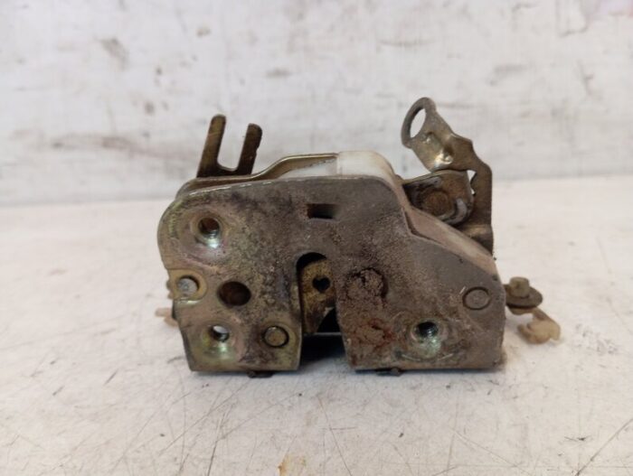 Cerradura trasera izquierda Nissan Patrol III 260 1994