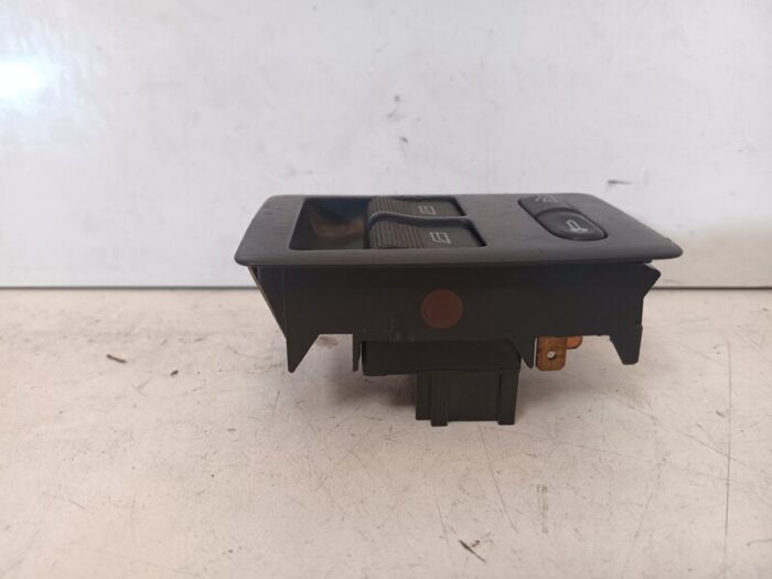 Mando elevalunas delantero derecho Volkswagen Polo III (6N2) 1999