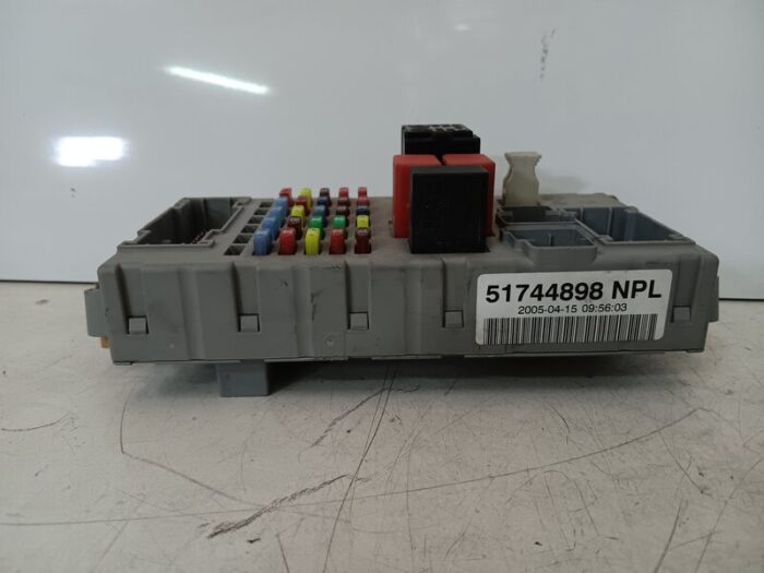 Caja relés / fusibles Fiat Punto (188) 2000