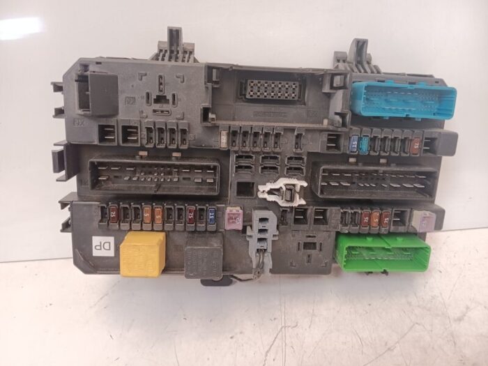 Caja relés / fusibles Opel Astra H GTC 2006 gasolina